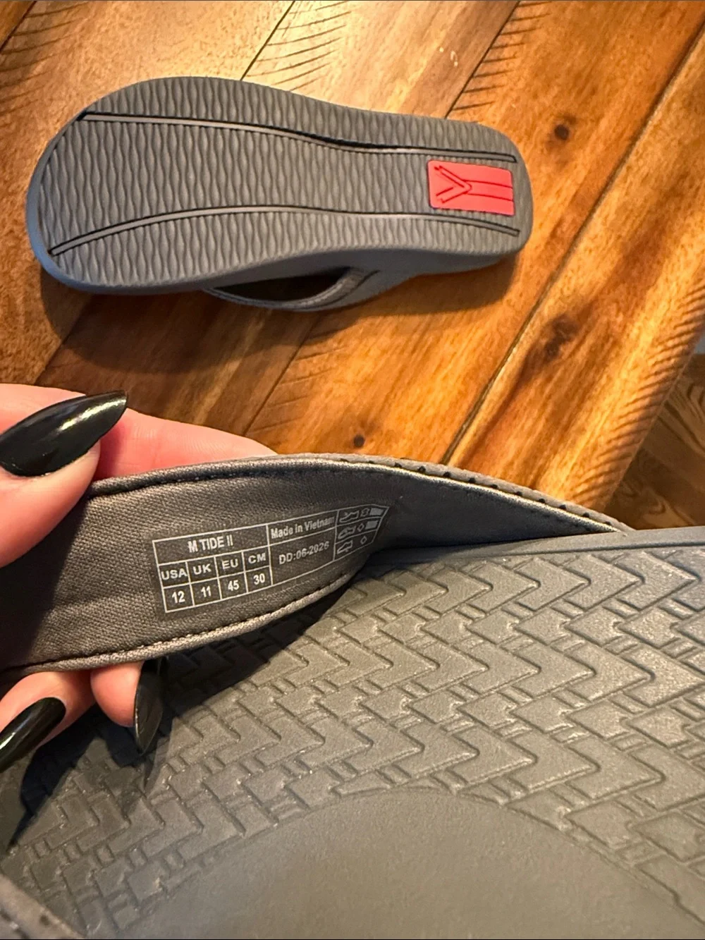 Men’s Vionic Tide II flip flop. Charcoal grey arch support sandals- sz 12